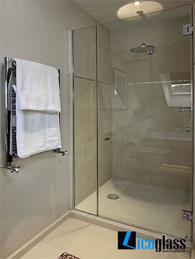 Vách tắm kính cửa mở quay 180 độ