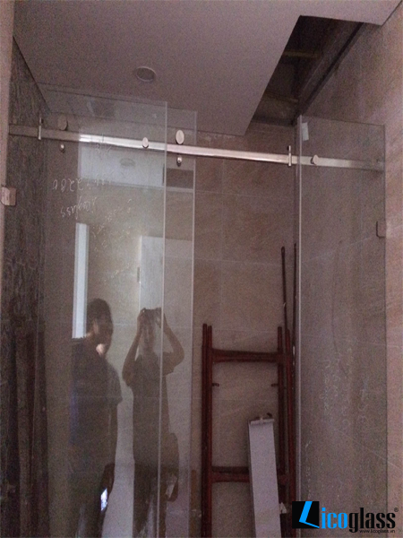 Thi công vách tắm kính đẹp nhà anh Trung – khu chung cư N04 Thi công vách tắm kính đẹp nhà anh Trung – khu chung cư N04