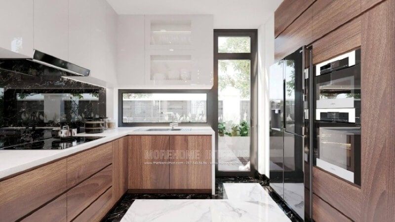 Khác với ý tưởng sắp đặt bếp biệt thự thông thường, bạn có thể tách rời các tủ bếp và vẫn đảm bảo tính năng, thẩm mỹ. Một bên tủ bếp sẽ chịu trách nhiệm nấu nướng, còn bên còn lại sẽ chứa các đồ như tủ lạnh, lò vi sóng, lò nướng,…